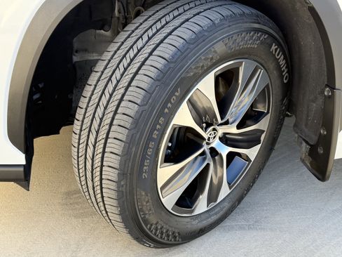 Used 2023 Toyota Highlander XLE image 16