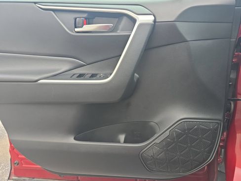 Used 2021 Toyota RAV4 XLE w/ Convenience Package FWD image 25
