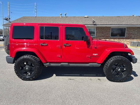 Used 2014 Jeep Wrangler Unlimited Sahara w/ Connectivity Group AWD/4WD image 4