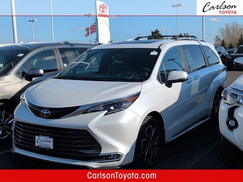 Used 2025 Toyota Sienna Platinum image 1