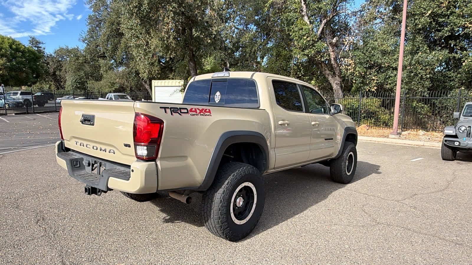 Used 2018 Toyota Tacoma TRD Off-Road AWD/4WD image 5