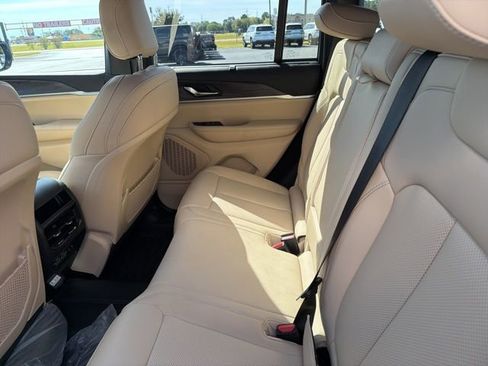 New 2025 Jeep Grand Cherokee Limited w/ Luxury Tech Group II image 23