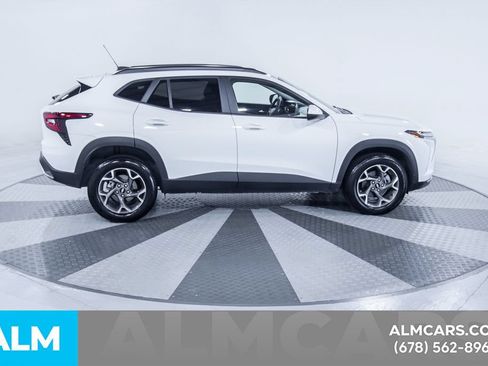Used 2025 Chevrolet Trax LT FWD image 11