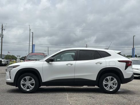 Used 2025 Chevrolet Trax LS FWD image 13