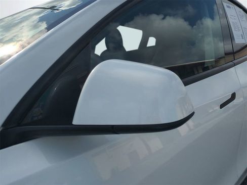 Used 2024 Tesla Model Y Long Range AWD/4WD image 12