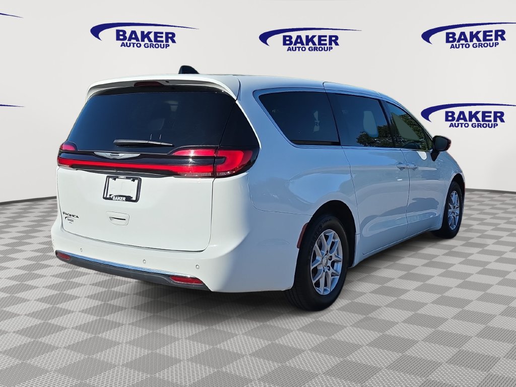 Used 2025 Chrysler Pacifica Select FWD image 3