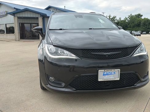 Used 2018 Chrysler Pacifica Limited w/ Advanced Safetytec Group FWD image 28