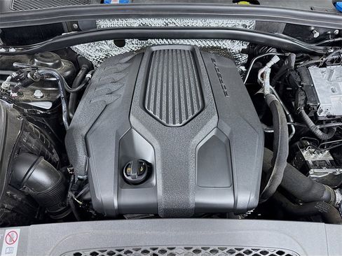 Used 2025 Porsche Macan image 33