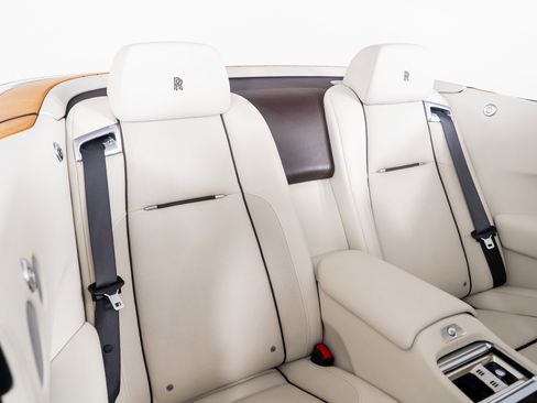 Used 2017 Rolls-Royce Dawn image 32