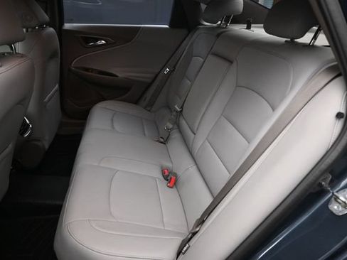 Used 2019 Chevrolet Malibu LT w/ Leather Package FWD image 2