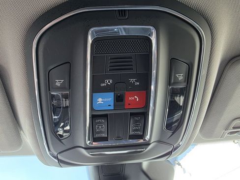 Used 2023 Jeep Grand Cherokee Laredo AWD/4WD image 10