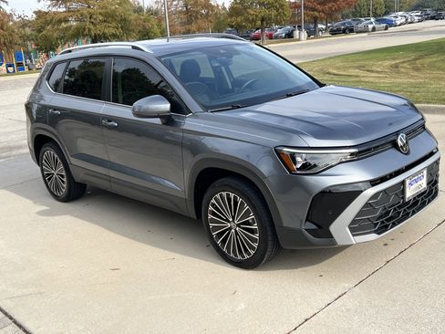 Certified 2025 Volkswagen Taos SE image 2