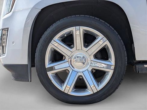 Used 2020 Cadillac Escalade ESV Premium Luxury image 24