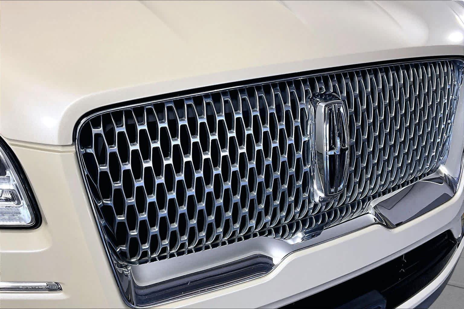 Used 2018 Lincoln Navigator Select w/ Cargo Package RWD image 28