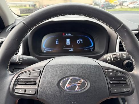 Used 2025 Hyundai Venue Limited FWD image 21