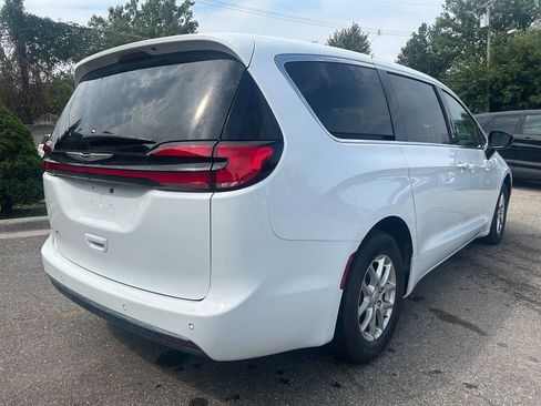 Used 2025 Chrysler Pacifica Select FWD image 5