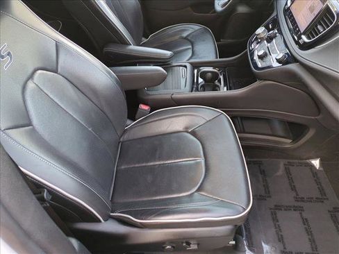 Used 2025 Chrysler Pacifica Limited image 22