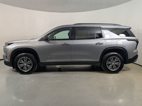 Used 2025 Chevrolet Traverse LT w/ LPO, Floor Liner Package FWD image 4