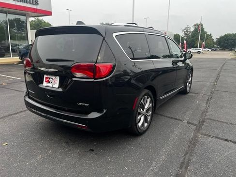 Used 2018 Chrysler Pacifica Limited w/ Tire & Wheel Group FWD image 5
