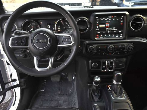 Used 2023 Jeep Wrangler Unlimited Sahara image 17