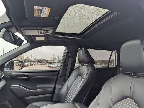 Used 2023 Toyota Highlander XSE image 28