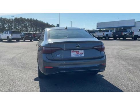 Used 2024 Volkswagen Jetta SE image 3