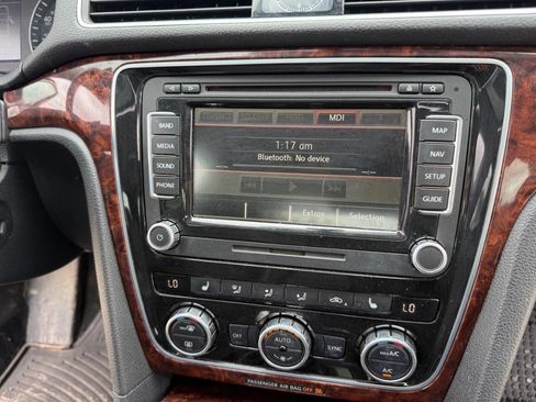 Used 2013 Volkswagen Passat 2.5 SEL Premium image 23