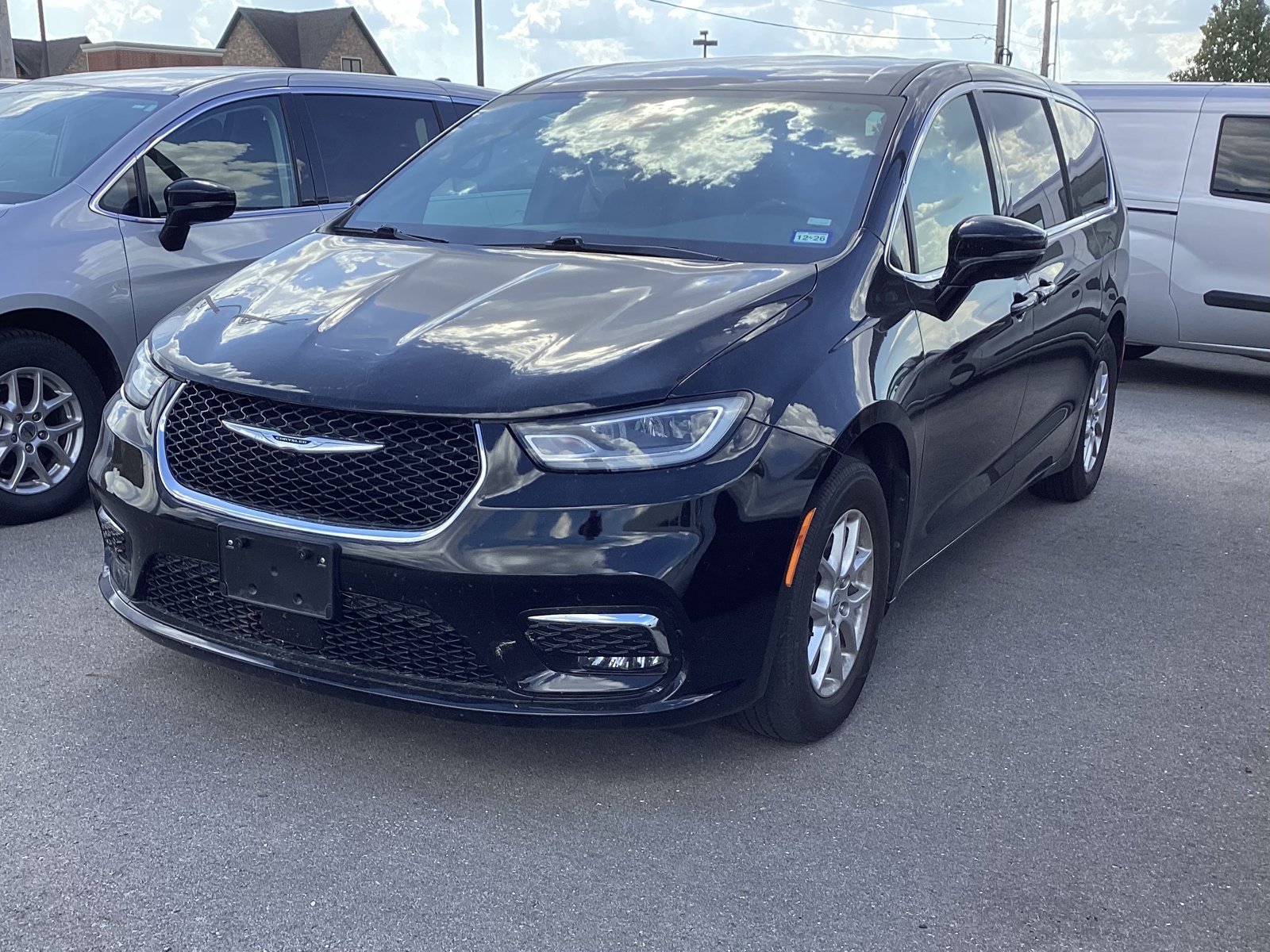 Used 2025 Chrysler Pacifica Select FWD image 1