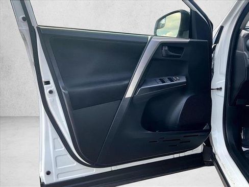 Used 2018 Toyota RAV4 LE FWD image 18