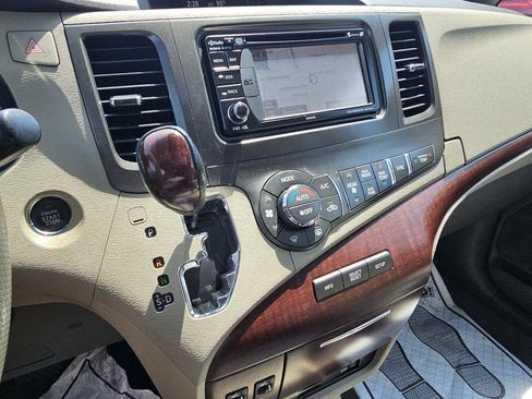 Used 2014 Toyota Sienna XLE w/ Entertainment Package FWD image 17