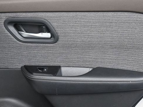 Used 2023 Nissan Rogue SV image 30