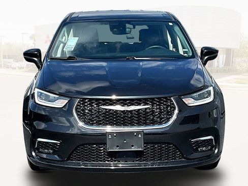 Used 2023 Chrysler Pacifica Touring-L FWD image 2