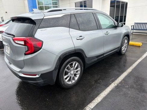 Used 2024 GMC Terrain SLT FWD image 2