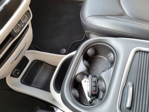 Used 2024 Chrysler Pacifica Touring-L image 20