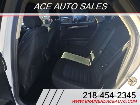 Used 2017 Ford Fusion SE image 12