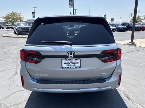 Certified 2026 Honda Odyssey Touring image 4