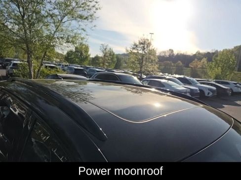 Used 2025 Volkswagen Tiguan SE R-Line image 8