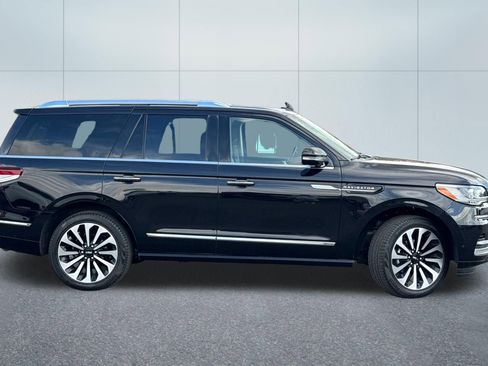 Used 2024 Lincoln Navigator Reserve AWD/4WD image 2