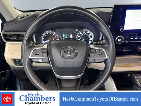 Used 2024 Toyota Highlander XLE AWD/4WD image 17