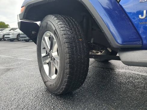 Used 2018 Jeep Wrangler Unlimited Sahara AWD/4WD image 38