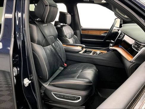 Used 2025 Jeep Grand Wagoneer L Series III w/ Rear-Seat Entertainment Group AWD/4WD image 8