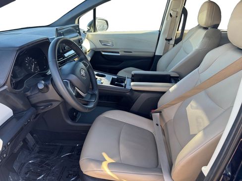 Used 2023 Toyota Sienna XLE image 9