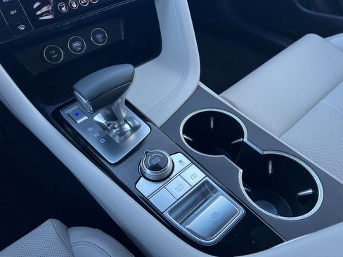 Used 2025 Genesis G70 2.5T image 12