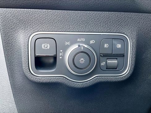 Used 2023 Mercedes-Benz GLB 250 image 33