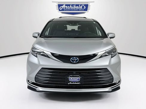 Used 2025 Toyota Sienna Platinum AWD/4WD image 2
