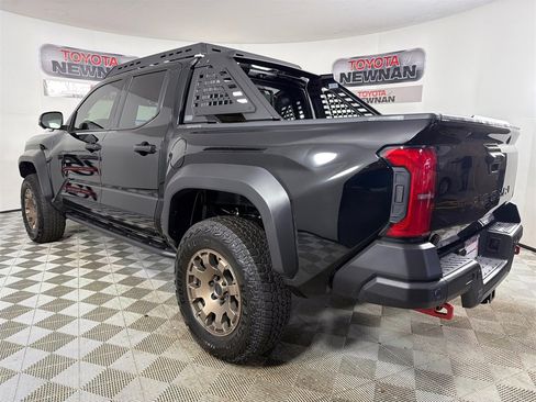Used 2025 Toyota Tacoma Trailhunter image 5