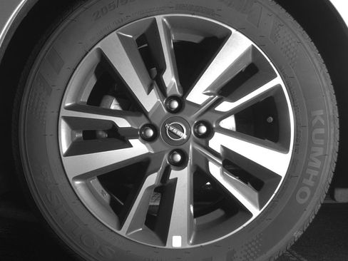 Used 2025 Nissan Versa SV image 11