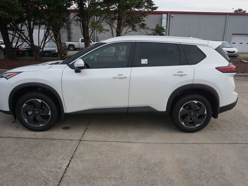 Used 2024 Nissan Rogue SV w/ SV Premium Package FWD image 18