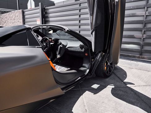 Used 2025 McLaren 750S Spider RWD image 30
