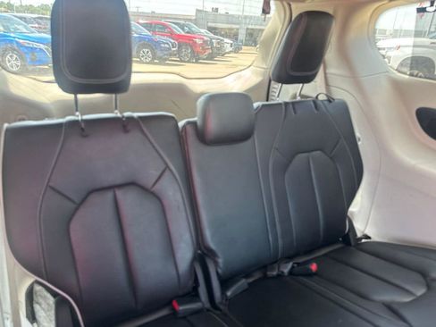 Used 2023 Chrysler Pacifica Limited FWD image 35